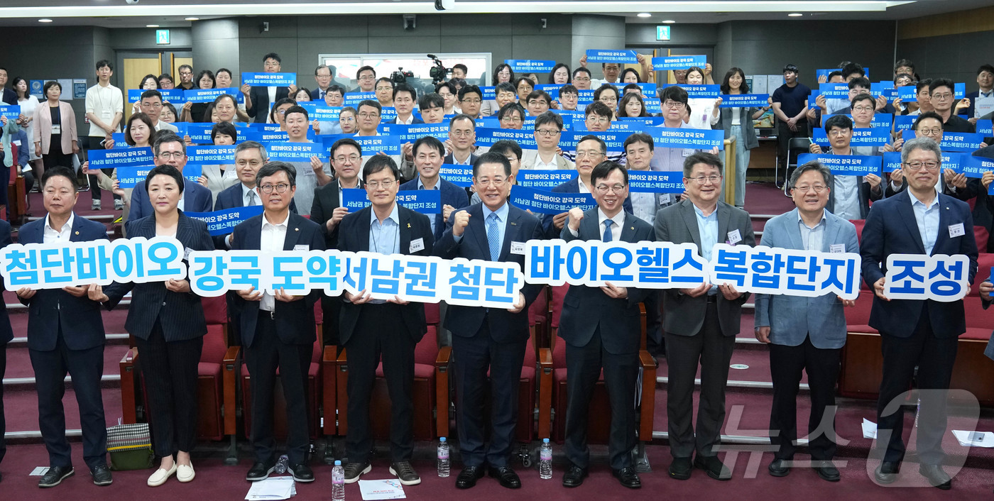 (무안=뉴스1) 전원 기자 = 김영록 전라남도지사가 9일 서울 국회에서 열린 ‘서남권 첨단 바이오헬스복합단지 조성 전략 국회 포럼’에 참석해 주요내빈들과 퍼포먼스를 하고 있다.(전 …