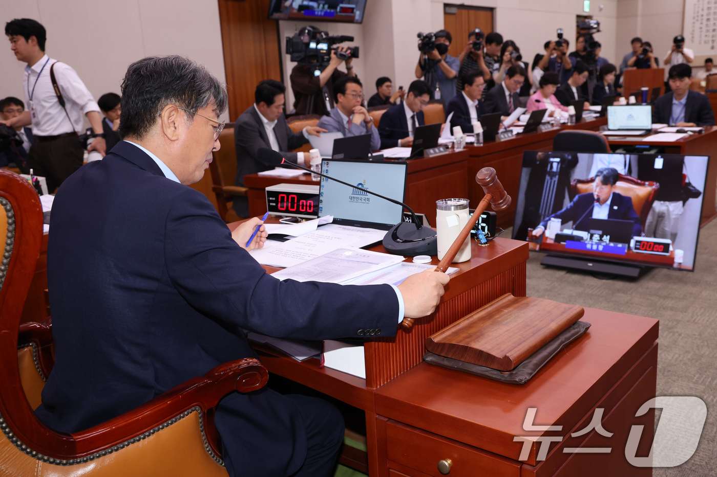 (서울뉴스1) 안은나 기자 = 이춘석 국회 법제사법위원회 위원장이 9일 오후 서울 여의도 국회에서 열린 제427회국회(임시회) 제1차 전체회의에서 의사봉을 두드리고 있다. 법사위는 …