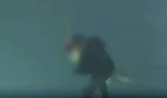 본문 이미지 - 딸을 들어 바닥에 내동댕이치는 장면. &#40;채널A 갈무리&#41;