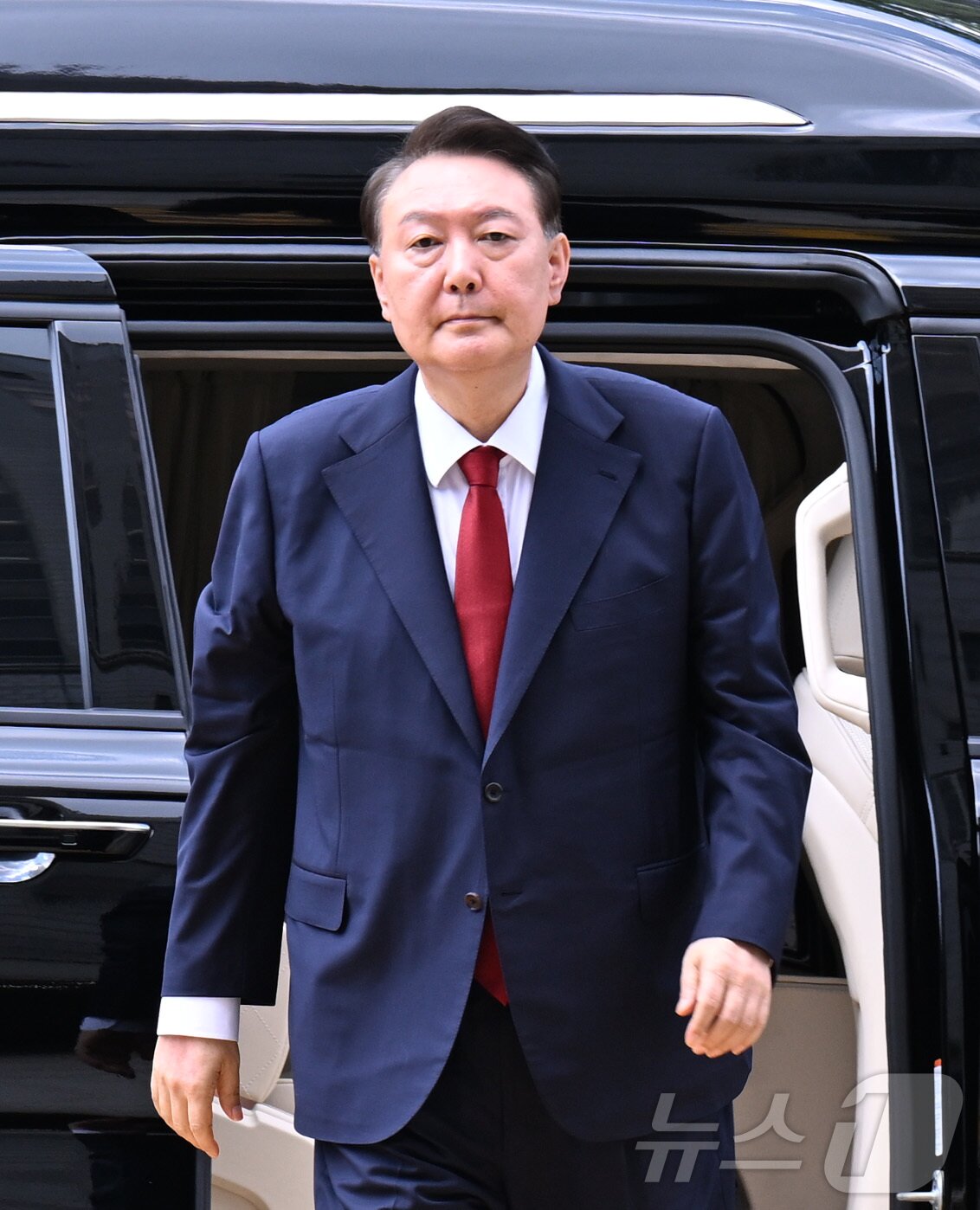 본문 이미지 - &#39;12·3 비상계엄&#39; 사태 관련 내란 혐의를 받는 윤석열 전 대통령이 9일 오후 구속 전 피의자 심문&#40;영장실질심사&#41;을 받기 위해 서울 서초구 서울중앙지방법원으로 들어서고 있다. 윤 전 대통령은 지난 3월 법원의 구속취소 결정으로 석방된 지 넉 달 만에 재구속될 위기에 놓였다. 2025.7.9/뉴스1 ⓒ News1 사진공동취재단