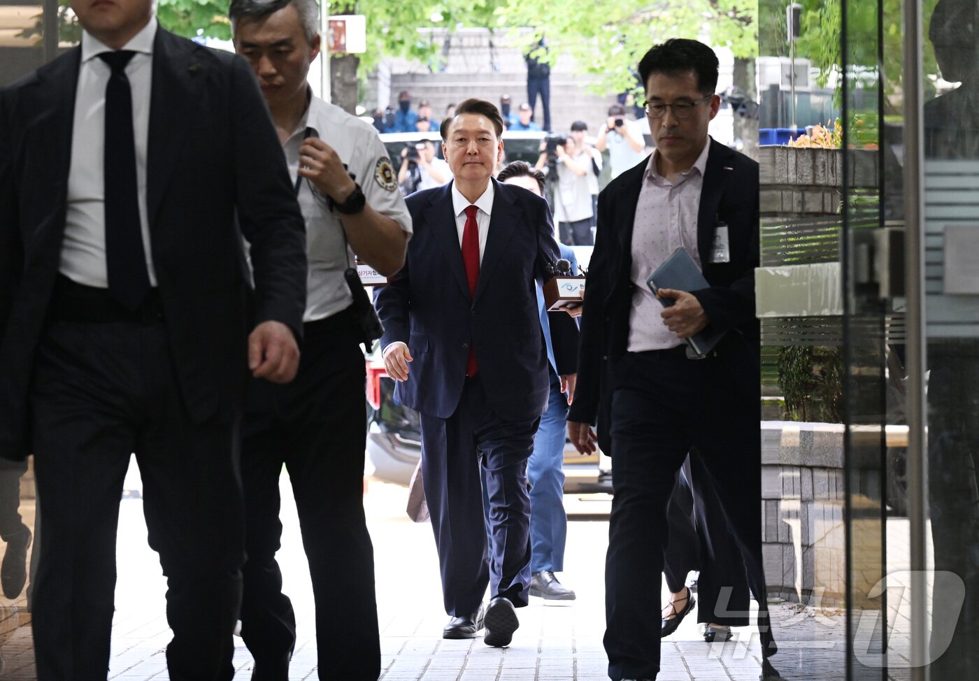 본문 이미지 - &#39;12·3 비상계엄&#39; 사태 관련 내란 혐의를 받는 윤석열 전 대통령이 9일 오후 구속 전 피의자 심문&#40;영장실질심사&#41;을 받기 위해 서울 서초구 서울중앙지방법원으로 들어서고 있다. 윤 전 대통령은 지난 3월 법원의 구속취소 결정으로 석방된 지 넉 달 만에 재구속될 위기에 놓였다. 2025.7.9/뉴스1 ⓒ News1 사진공동취재단