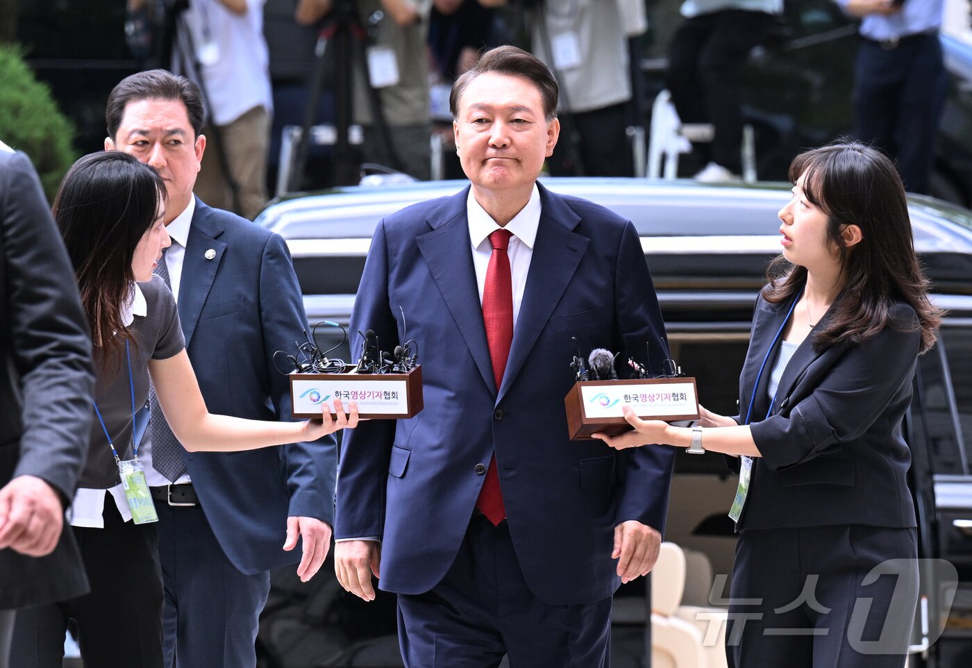 본문 이미지 - &#39;12·3 비상계엄&#39; 사태 관련 내란 혐의를 받는 윤석열 전 대통령이 9일 오후 구속 전 피의자 심문&#40;영장실질심사&#41;을 받기 위해 서울 서초구 서울중앙지방법원으로 들어서고 있다. 윤 전 대통령은 지난 3월 법원의 구속취소 결정으로 석방된 지 넉 달 만에 재구속될 위기에 놓였다. 2025.7.9/뉴스1 ⓒ News1 사진공동취재단
