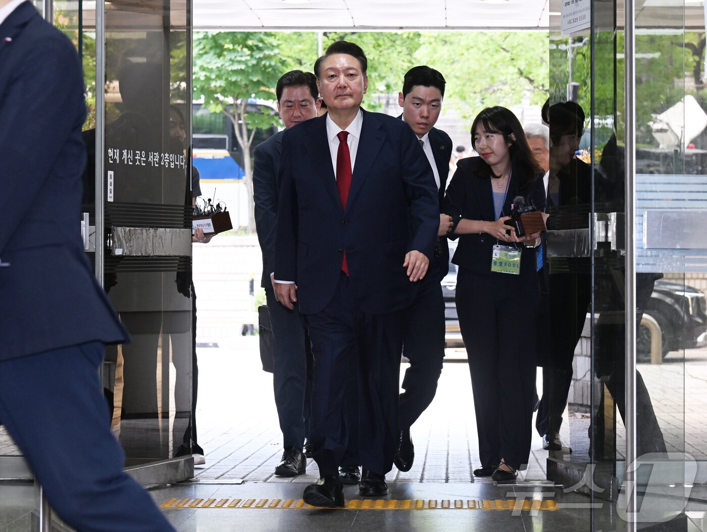 본문 이미지 - &#39;12·3 비상계엄&#39; 사태 관련 내란 혐의를 받는 윤석열 전 대통령이 9일 오후 구속 전 피의자 심문&#40;영장실질심사&#41;을 받기 위해 서울 서초구 서울중앙지방법원으로 들어서고 있다.  2025.7.9/뉴스1 ⓒ News1 사진공동취재단