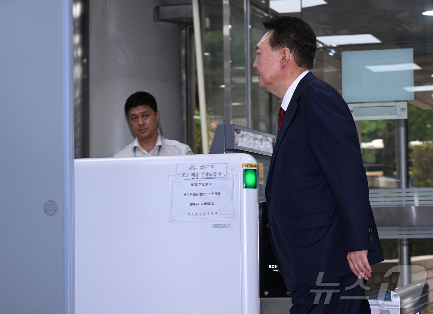 (서울=뉴스1) 사진공동취재단 = '12·3 비상계엄' 사태 관련 내란 혐의를 받는 윤석열 전 대통령이 9일 오후 구속 전 피의자 심문(영장실질심사)을 받기 위해 서울 서초구 서울 …