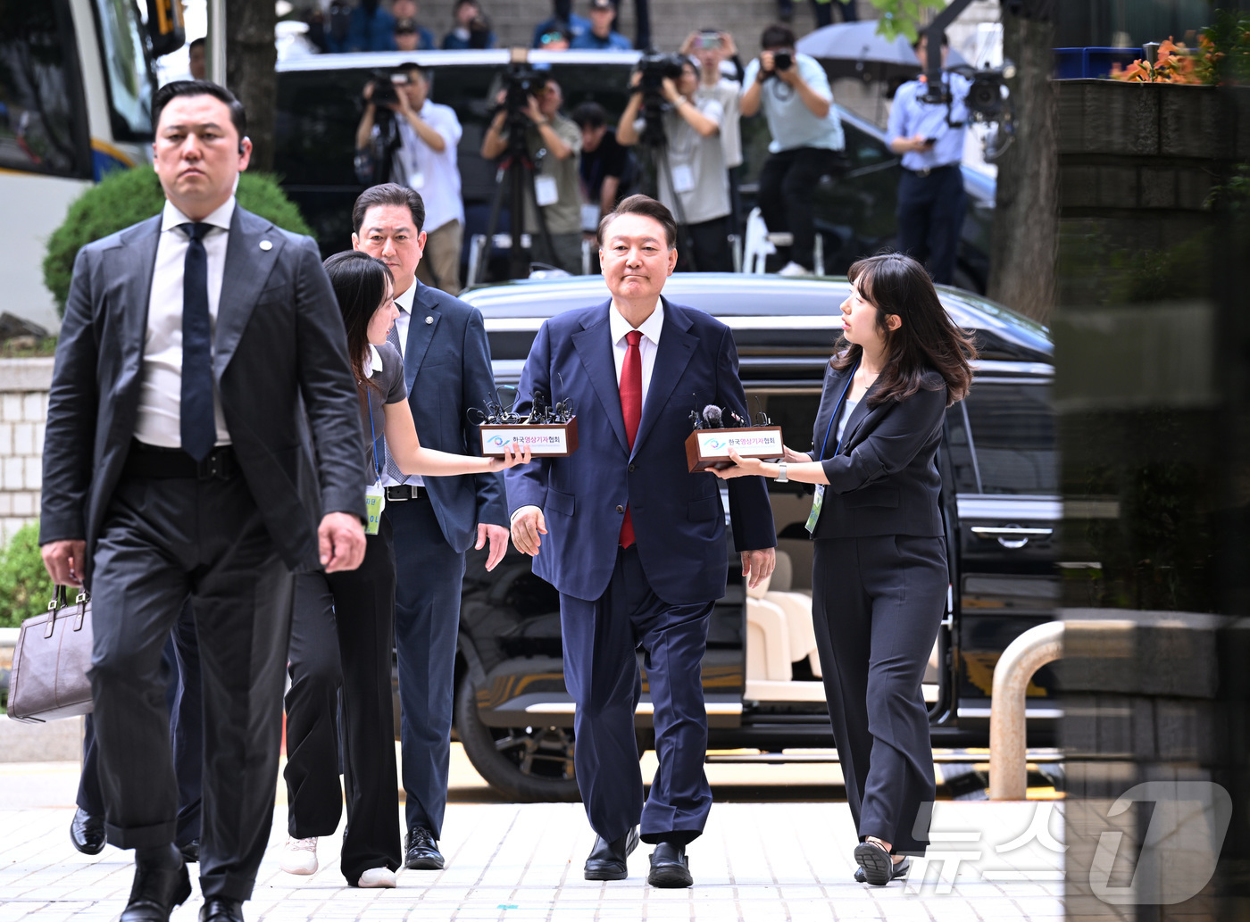 (서울=뉴스1) 사진공동취재단 = '12·3 비상계엄' 사태 관련 내란 혐의를 받는 윤석열 전 대통령이 9일 오후 구속 전 피의자 심문(영장실질심사)을 받기 위해 서울 서초구 서울 …