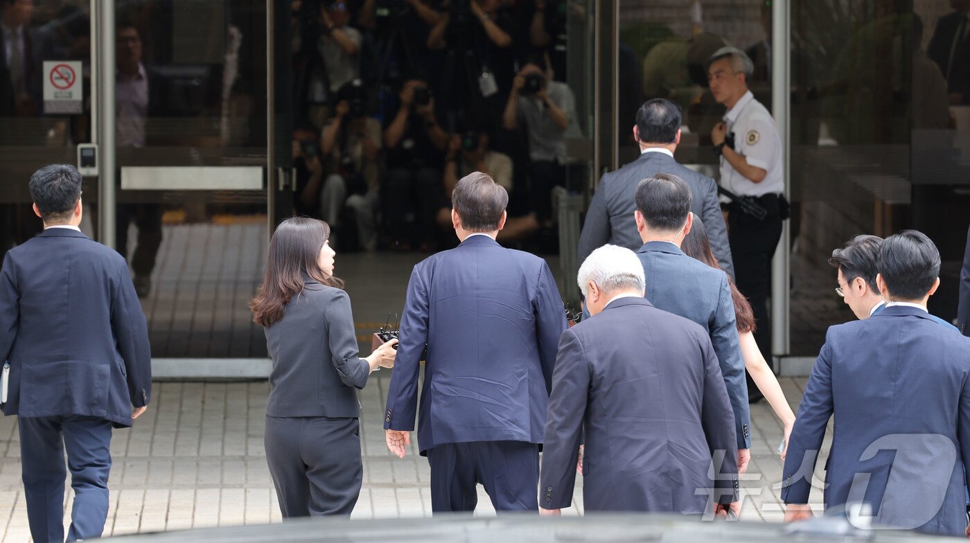 본문 이미지 - 12·3 비상계엄과 관련해 특검의 수사를 받는 윤석열 전 대통령이 두 번째 영장실질심사를 받기 위해 9일 오후 서울 서초구 중앙지법으로 출석하고 있다. 2025.7.9/뉴스1 ⓒ News1 사진공동취재단