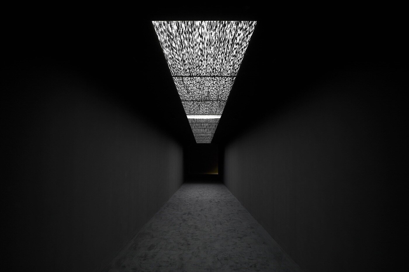 본문 이미지 - Ryoji Ikeda, &#39;data.flux [n&ordm;1], 2020, 180 Strand&#39; 전시 전경, Photo by Jack Hems &#40;국립아시아문화전당 제공&#41;