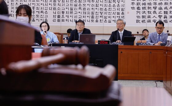 "검찰, 경찰수사 통제 필요" vs "검찰조직 남겨두면 개혁 역행"