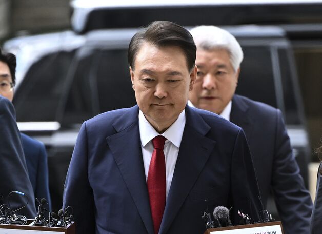 尹 구속기소,  與 "특검 신속판단 지지" 野 "법에 따른 조사 이뤄지길"