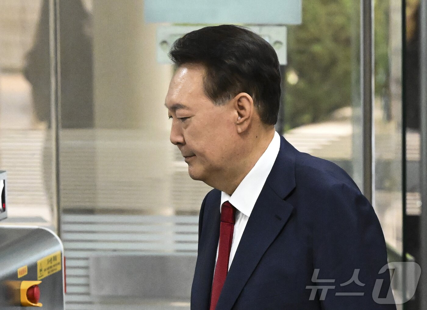 본문 이미지 - 12·3 비상계엄과 관련해 특검의 수사를 받는 윤석열 전 대통령이 두 번째 구속 전 피의자심문&#40;영장실질심사&#41;를 받기 위해 9일 오후 서울 서초구 중앙지방법원으로 출석하고 있다. 2025.7.9/뉴스1 ⓒ News1 사진공동취재단