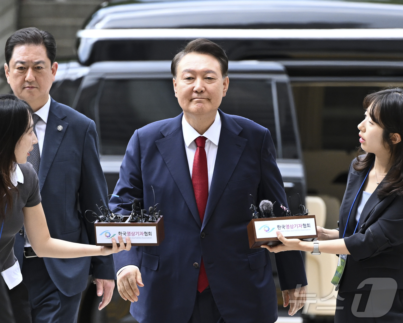 (서울=뉴스1) 사진공동취재단 = 12·3 비상계엄과 관련해 특검의 수사를 받는 윤석열 전 대통령이 두 번째 구속 전 피의자심문(영장실질심사)를 받기 위해 9일 오후 서울 서초구 …