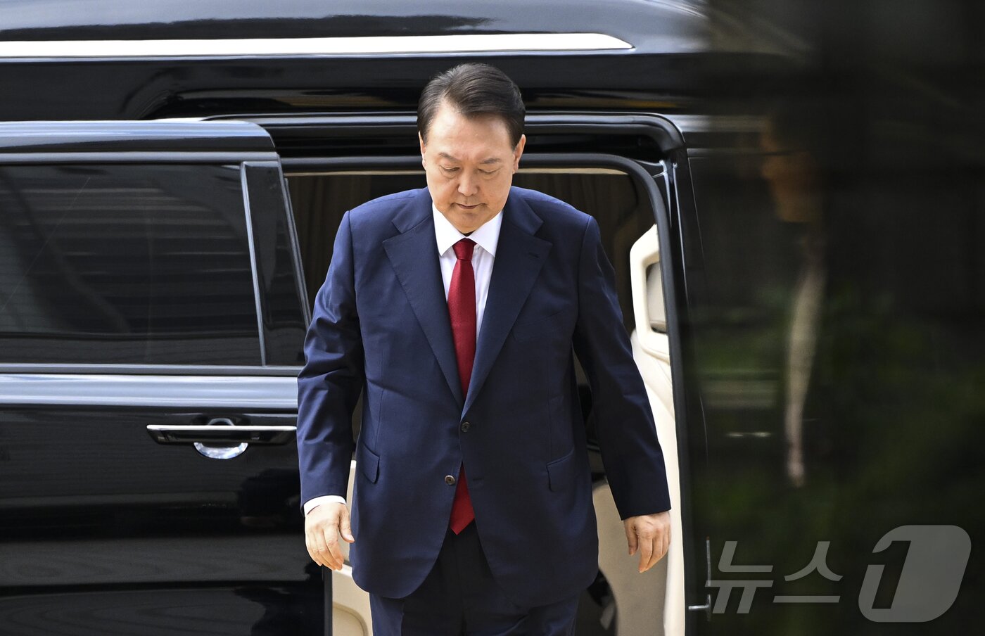 본문 이미지 - 12·3 비상계엄과 관련해 특검의 수사를 받는 윤석열 전 대통령이 두 번째 구속 전 피의자심문&#40;영장실질심사&#41;를 받기 위해 9일 오후 서울 서초구 중앙지방법원으로 출석하고 있다. 2025.7.9/뉴스1 ⓒ News1 사진공동취재단