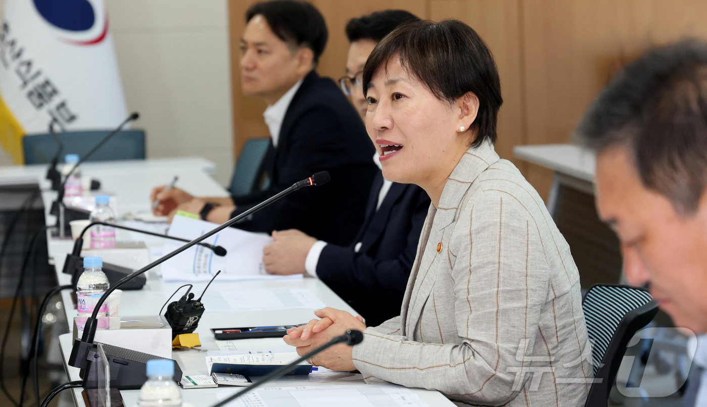 (세종=뉴스1) 김기남 기자 = 송미령 농림축산식품부 장관이 9일 오후 세종시 정부세종청사에서 열린 농식품부 산하 공공·유관기관 등의 전국농업노동조합연합회와 간담회에 참석해 발언하 …