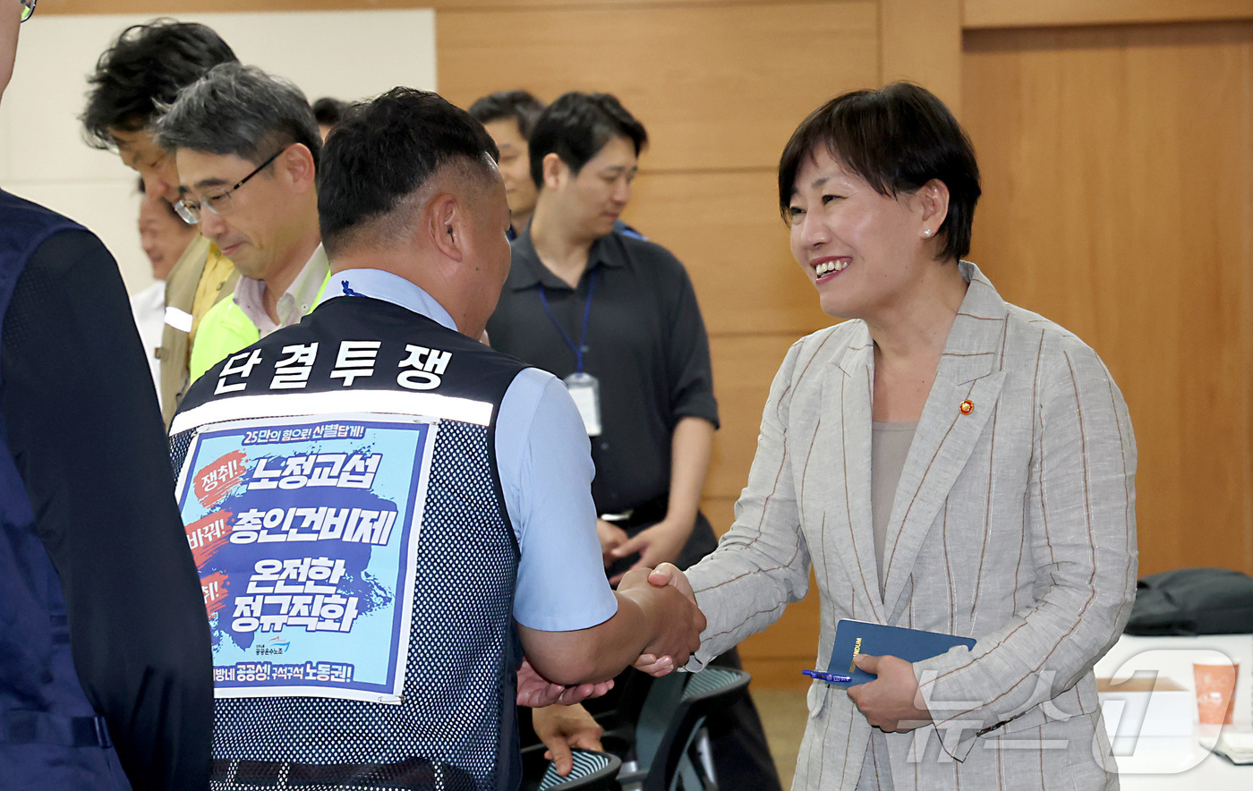 (세종=뉴스1) 김기남 기자 = 송미령 농림축산식품부 장관이 9일 오후 세종시 정부세종청사에서 열린 농식품부 산하 공공·유관기관 등의 전국농업노동조합연합회와 간담회에서 참석자들과 …