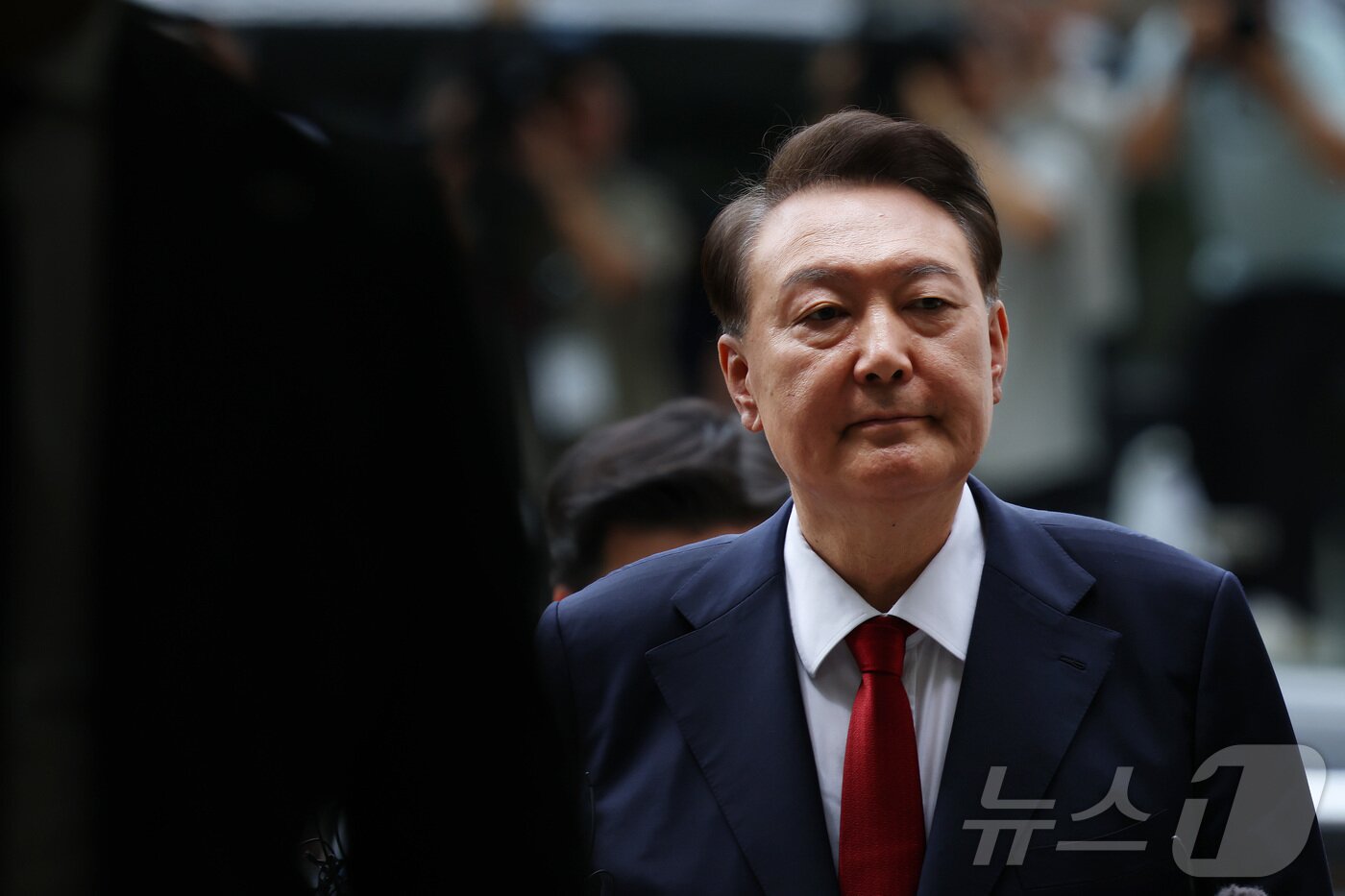 본문 이미지 - 12·3 비상계엄과 관련해 특검의 수사를 받는 윤석열 전 대통령이 두 번째 구속 전 피의자심문&#40;영장실질심사&#41;를 받기 위해 9일 오후 서울 서초구 중앙지방법원으로 출석하고 있다. 2025.7.9/뉴스1 ⓒ News1 사진공동취재단