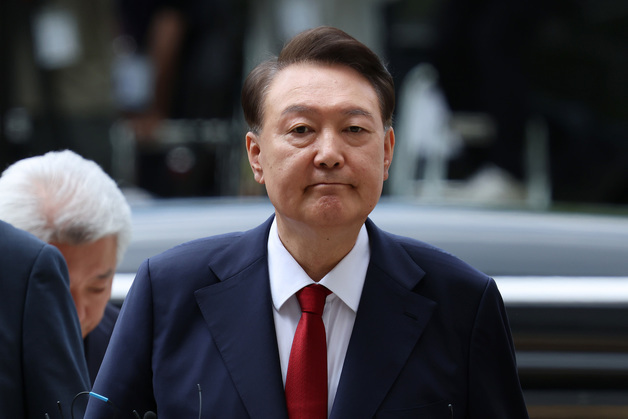 윤석열 전 대통령 부친 묘지에 철침 박은 70대 검거