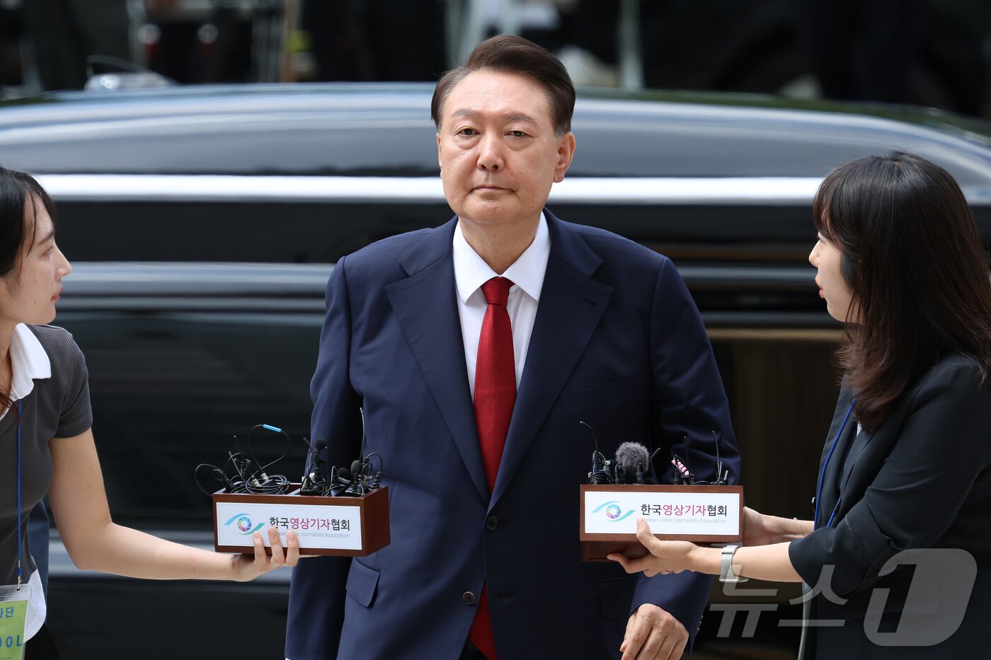 본문 이미지 - 12·3 비상계엄과 관련해 특검의 수사를 받는 윤석열 전 대통령이 두 번째 구속 전 피의자심문&#40;영장실질심사&#41;를 받기 위해  지난달 9일 오후 서울 서초구 중앙지방법원으로 출석하고 있다. 2025.7.9/뉴스1 ⓒ News1 사진공동취재단