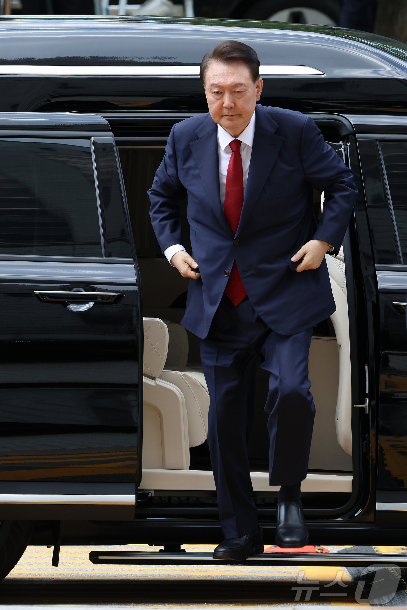 (서울=뉴스1) 사진공동취재단 = 12·3 비상계엄과 관련해 특검의 수사를 받는 윤석열 전 대통령이 두 번째 구속 전 피의자심문(영장실질심사)를 받기 위해 9일 오후 서울 서초구 …