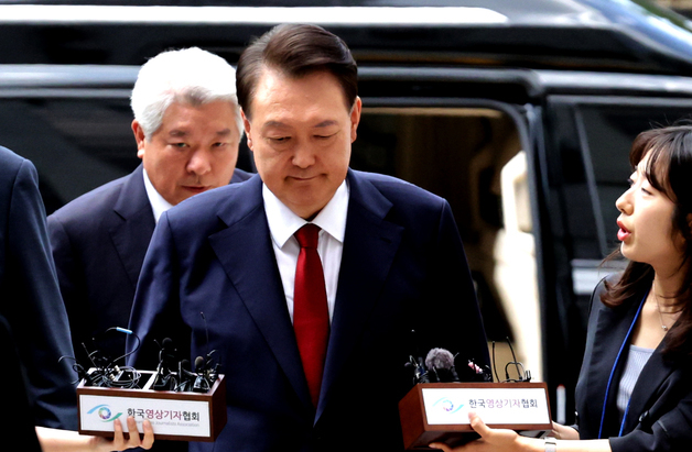'내란특검 추가 기소' 尹 26일 보석 심문…첫 정식 공판 때 진행