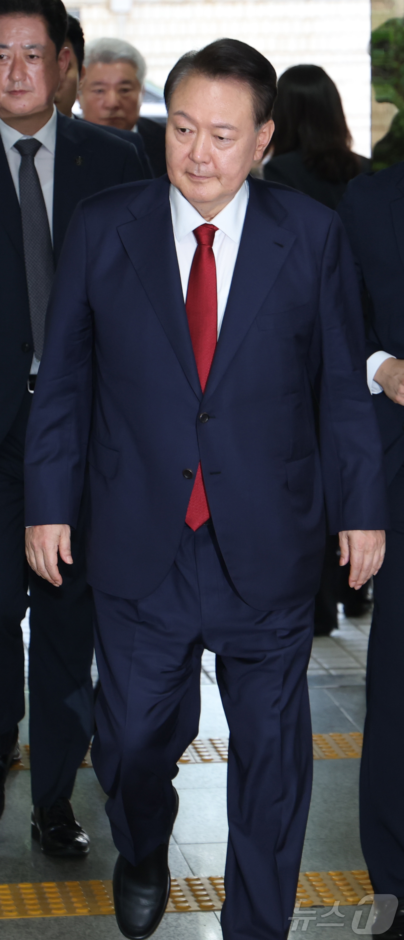 (서울=뉴스1) 사진공동취재단 = 12·3 비상계엄과 관련해 특검의 수사를 받는 윤석열 전 대통령이 두 번째 구속 전 피의자심문(영장실질심사)를 받기 위해 9일 오후 서울 서초구 …