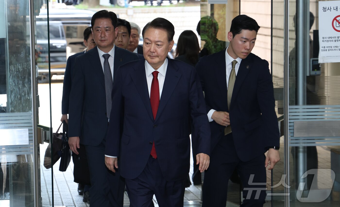 본문 이미지 - 12·3 비상계엄과 관련해 특검의 수사를 받는 윤석열 전 대통령이 두 번째 구속 전 피의자심문&#40;영장실질심사&#41;를 받기 위해 9일 오후 서울 서초구 중앙지방법원으로 출석하고 있다. 2025.7.9/뉴스1 ⓒ News1 사진공동취재단