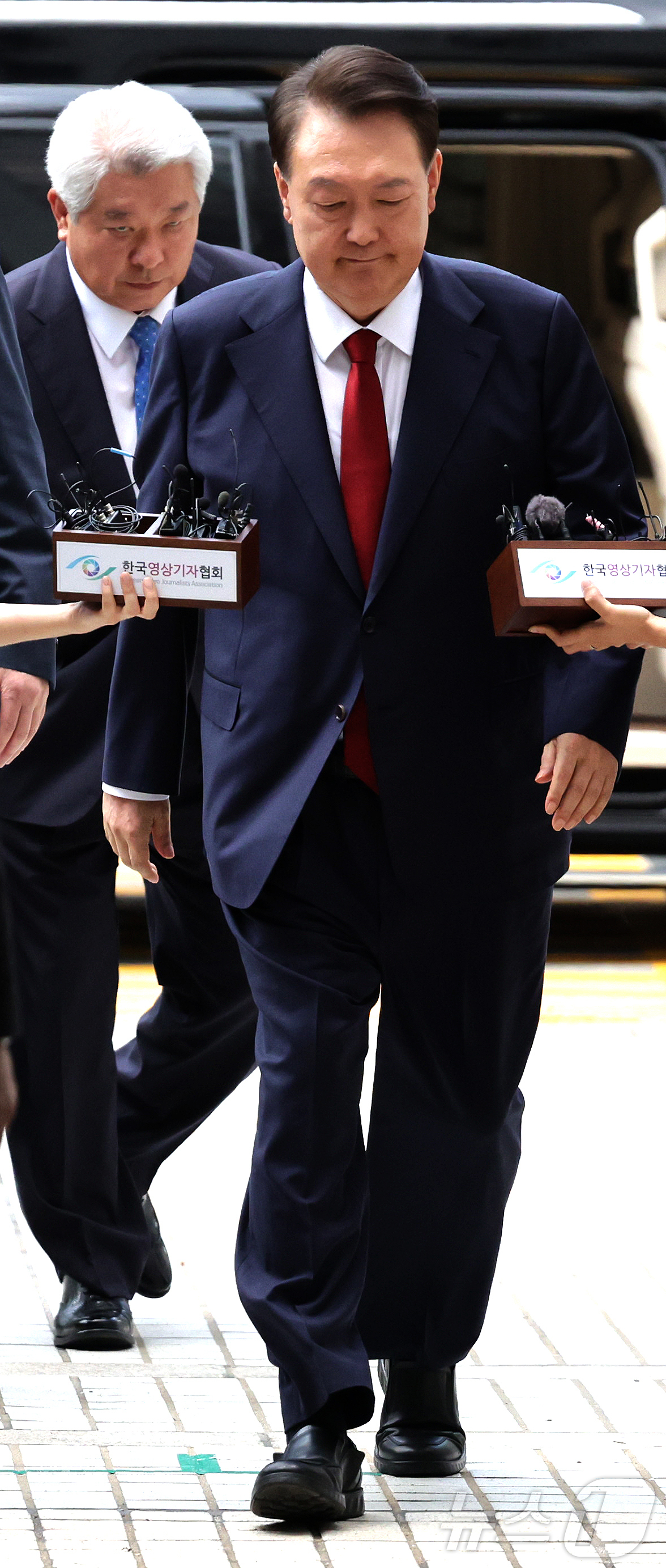 (서울=뉴스1) 사진공동취재단 = 12·3 비상계엄과 관련해 특검의 수사를 받는 윤석열 전 대통령이 9일 오후 서울 서초구 중앙지법에서 열린 영장실질심사에 출석하고 있다. 2025 …