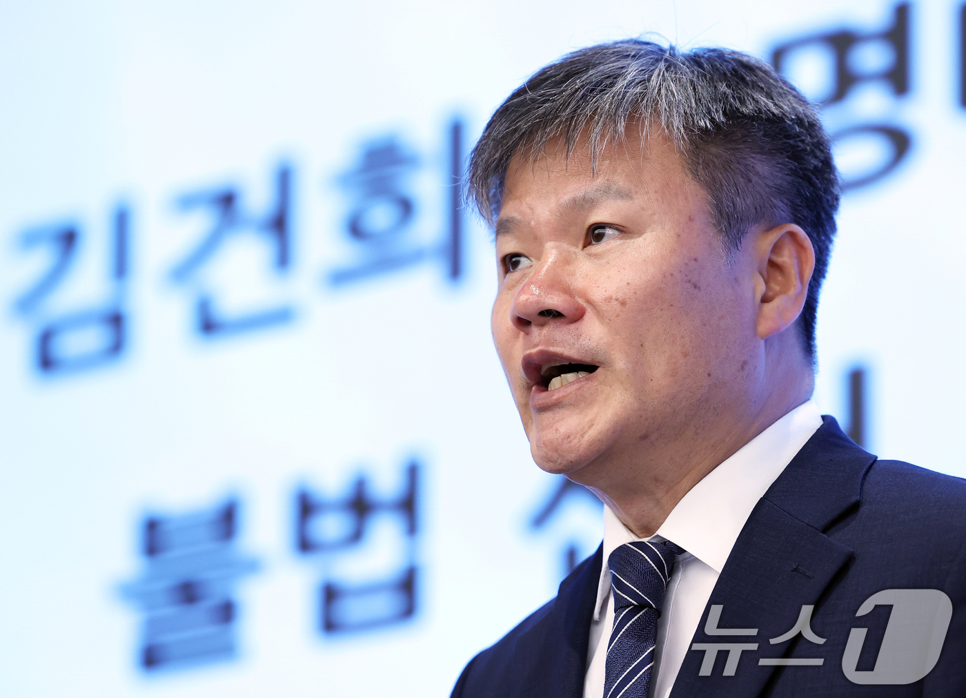 (서울=뉴스1) 오대일 기자 = 윤석열 전 대통령 부인 김건희 여사와 관련한 각종 의혹 사건을 수사하는 민중기 특별검사팀 문홍주 특검보가 9일 오후 서울 종로구 KT광화문빌딩에서 …