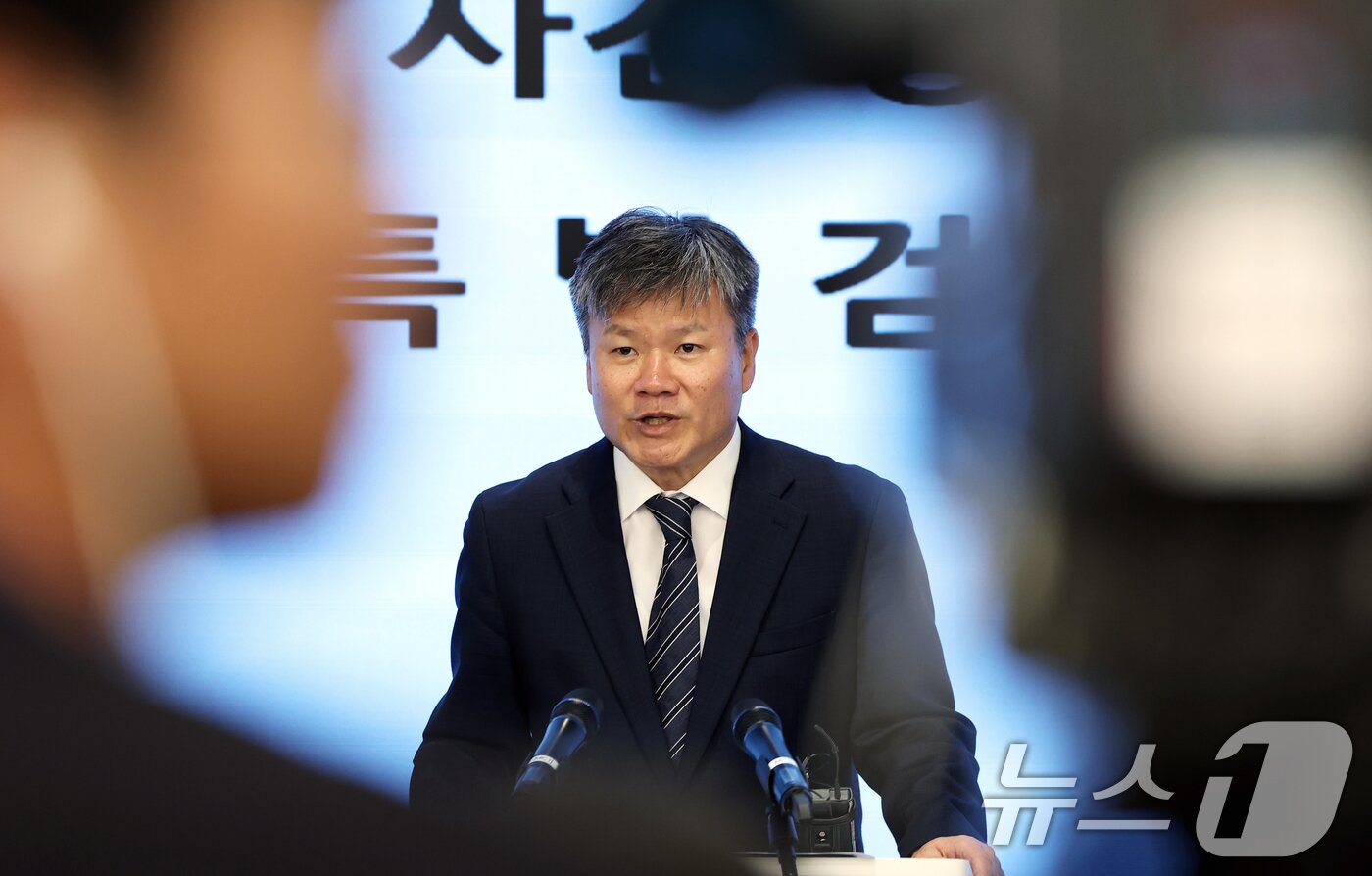 본문 이미지 - 윤석열 전 대통령 부인 김건희 여사와 관련한 각종 의혹 사건을 수사하는 민중기 특별검사팀 문홍주 특검보가 9일 오후 서울 종로구 KT광화문빌딩에서 정례 브리핑을 하고 있다. 2025.7.9/뉴스1 ⓒ News1 오대일 기자