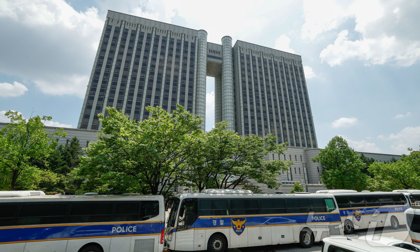 (서울=뉴스1) 사진공동취재단 = 12·3 비상계엄과 관련해 특검의 수사를 받는 윤석열 전 대통령의 두 번째 구속 전 피의자심문(영장실질심사)이 열리는 9일 오후 서울 서초구 중앙 …