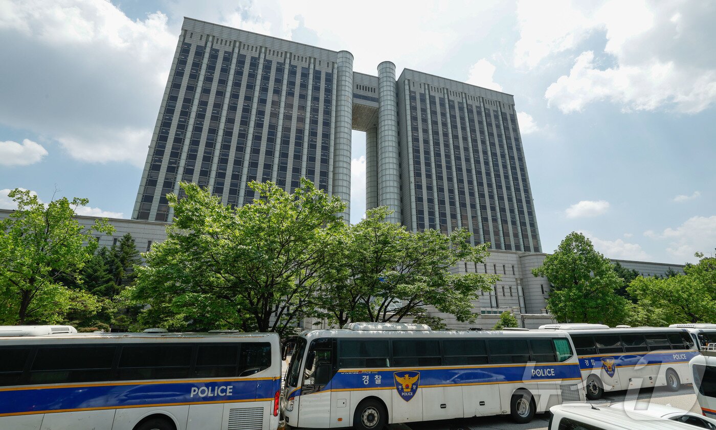 본문 이미지 - 윤석열 전 대통령의 두 번째 구속 전 피의자심문(영장실질심사)이 열리는 9일 오후 서울 서초구 중앙지방법원 2025.7.9/뉴스1 ⓒ News1 사진공동취재단