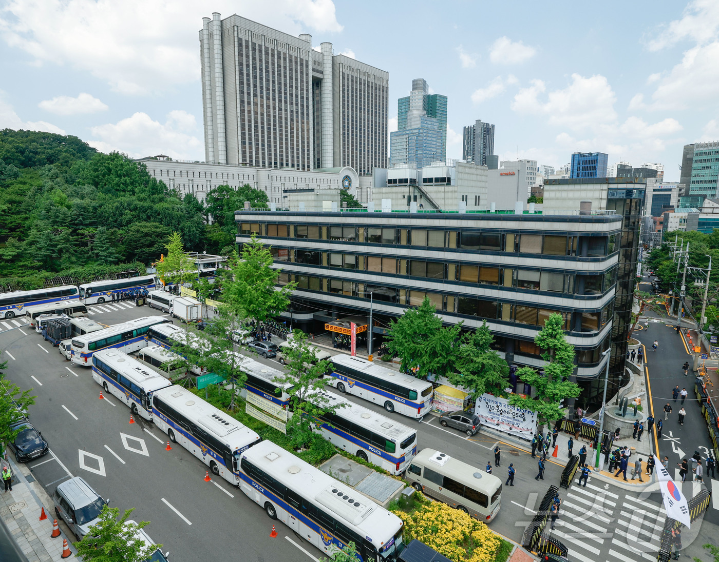 (서울=뉴스1) 사진공동취재단 = 윤석열 전 대통령의 구속 여부를 가를 구속영장실질 심사가 열리는 9일 서울 서초구 서울중앙지방법원이 경찰 차 벽 등으로 경계가 삼엄한 모습을 보이 …