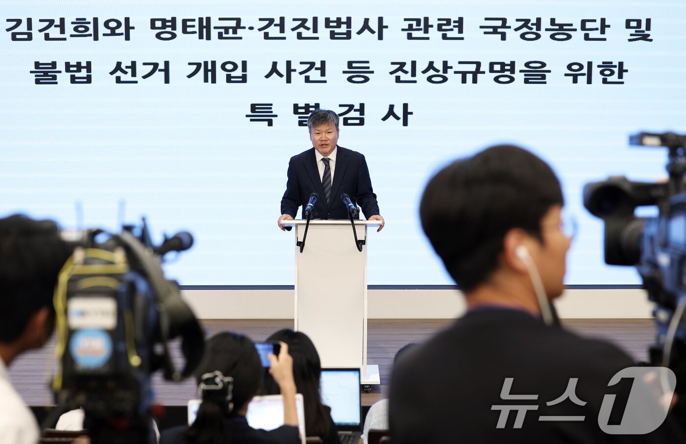 본문 이미지 - 윤석열 전 대통령 부인 김건희 여사와 관련한 각종 의혹 사건을 수사하는 민중기 특별검사팀 문홍주 특검보가 9일 오후 서울 종로구 KT광화문빌딩에서 정례 브리핑을 하고 있다. 2025.7.9/뉴스1 ⓒ News1 오대일 기자