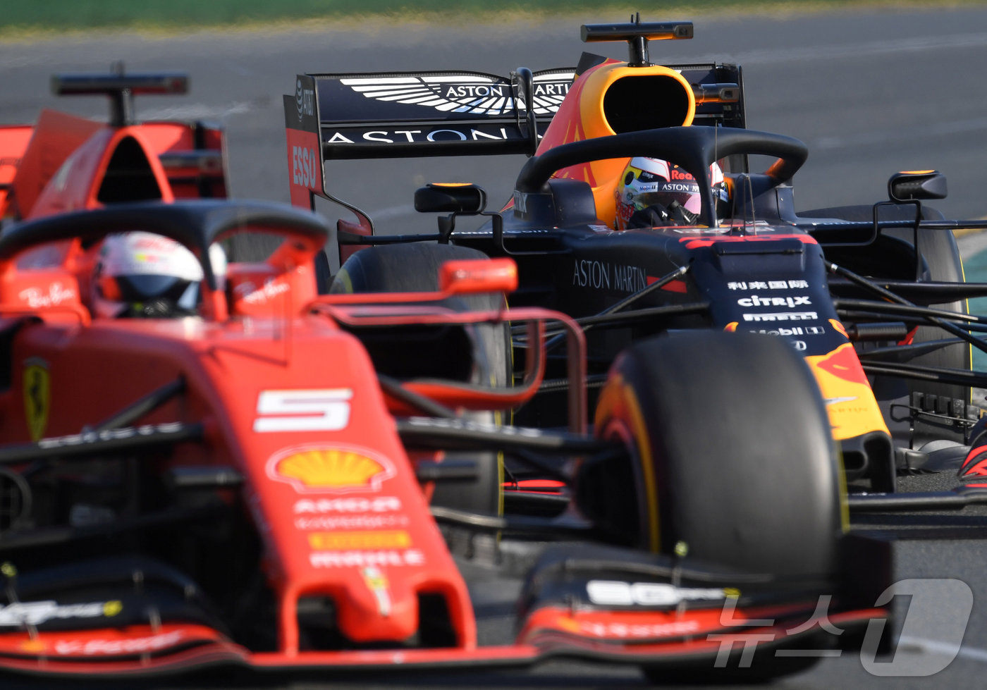 (멜버른 로이터=뉴스1) 윤다정 기자 = 2019년 3월 17일(현지시간) 호주 멜버른 알버트 파크 서킷에서 열린 포뮬러원(F1) 호주 그랑프리에서 페라리의 세바스티안 페텔(왼쪽) …