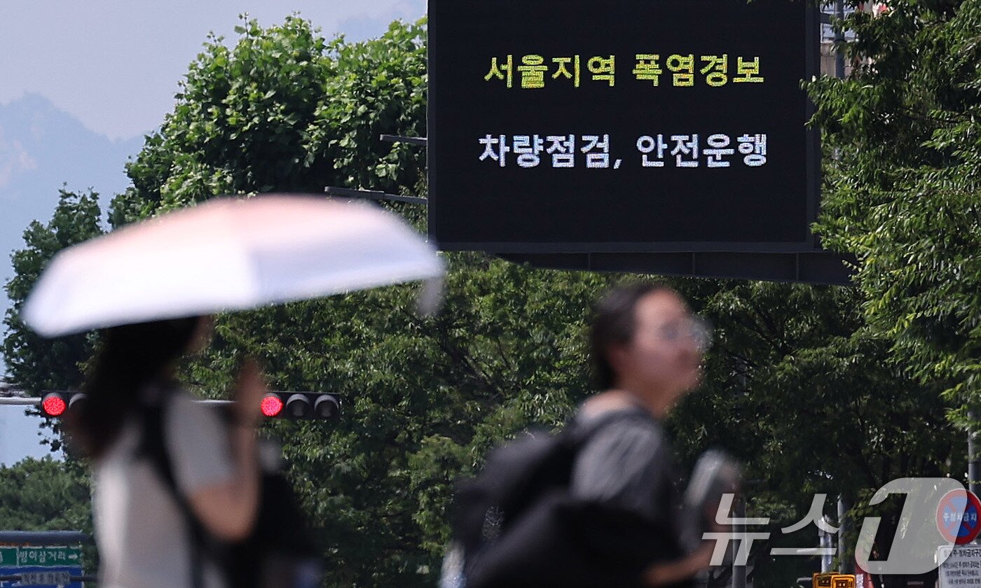 본문 이미지 - 9일 서울 시내 도로 전광판에 &#39;서울지역 폭염경보&#39; 문구가 표출되고 있다. 2025.7.9/뉴스1 ⓒ News1 박지혜 기자