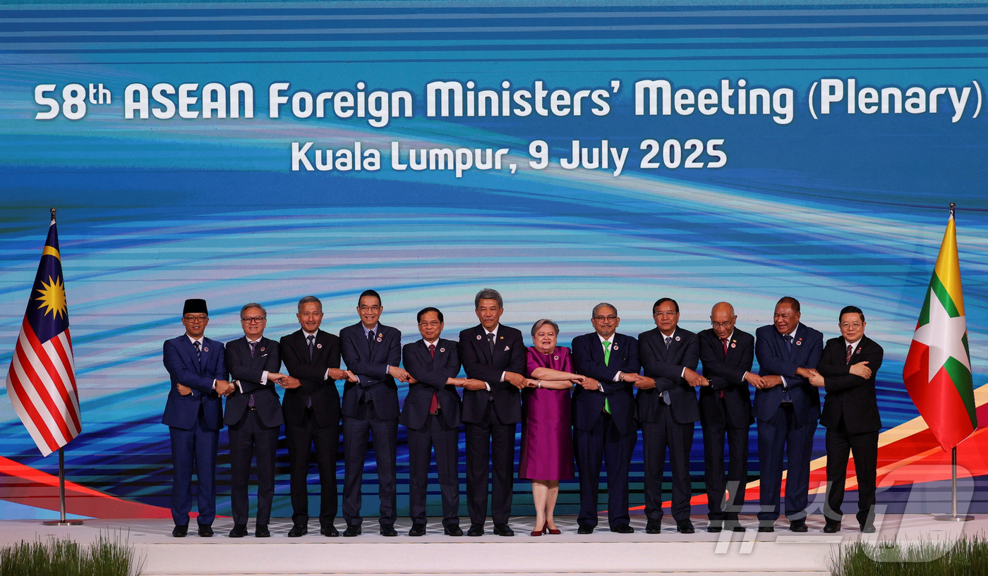 (쿠알라룸푸르 로이터=뉴스1) 최종일 선임기자 = 9일(현지시간) 말레이시아 쿠알라룸푸르 컨벤션센터에서 아세안 외무장관들이 기념 사진 촬영을 했다. 2025.07.09ⓒ 로이터=뉴 …