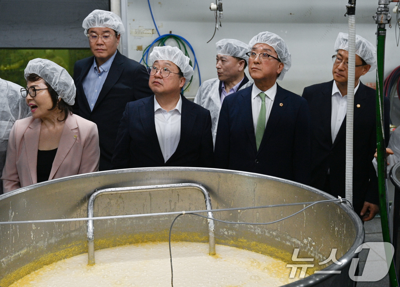 (대전=뉴스1) 김기태 기자 = 이장우 대전시장이 9일 대전 중구 대전주조에서 열린 캐릭터 ‘꿈돌이’를 활용한 지역 전통주‘원×꿈돌이 막걸리’ 출시 행사를 마치고 제조공정을 살피고 …