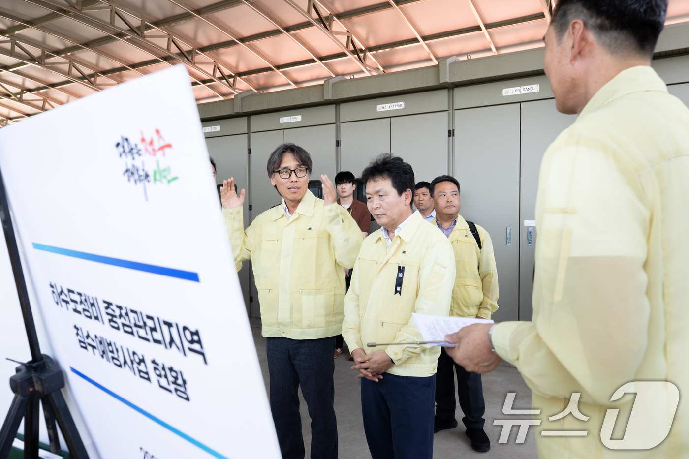 (서울=뉴스1) = 금환승 환경부 차관이 9일 충북 청주시 일대에서 하천정비사업 및 빗물받이 준설현장, 맨홀 추락방지시설 등을 점검하고 있다. (환경부 제공. 재판매 및 DB 금지 …