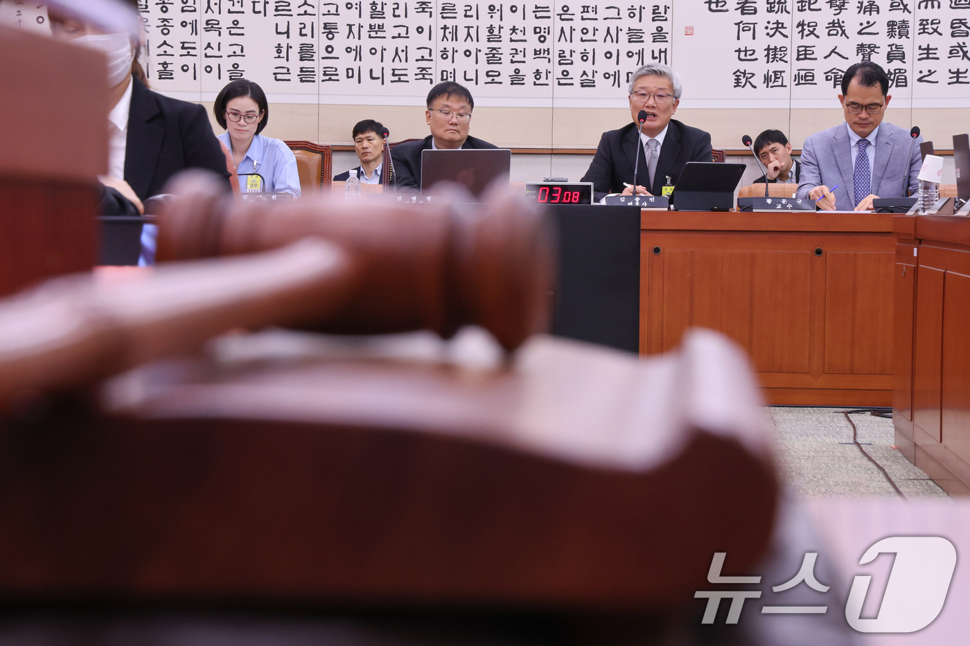 (서울뉴스1) 안은나 기자 = 김종민 변호사가 9일 오후 서울 여의도 국회 법제사법위원회 회의실에서 열린 검찰개혁 법안 관련 공청회에서 진술하고 있다. 왼쪽부터 김예원 장애인권법센 …