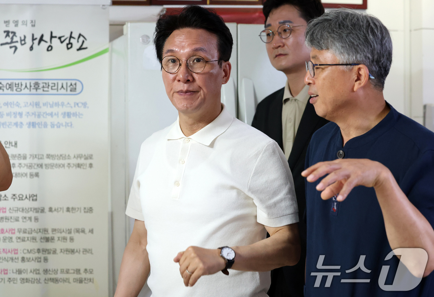 (대전=뉴스1) 김기태 기자 = 김민석 국무총리가 9일 오전 대전 동구 쪽방상담소를 방문해 여름철 취약계층 현황을 점검한 뒤 시설을 둘러보고 있다. 2025.7.9/뉴스1