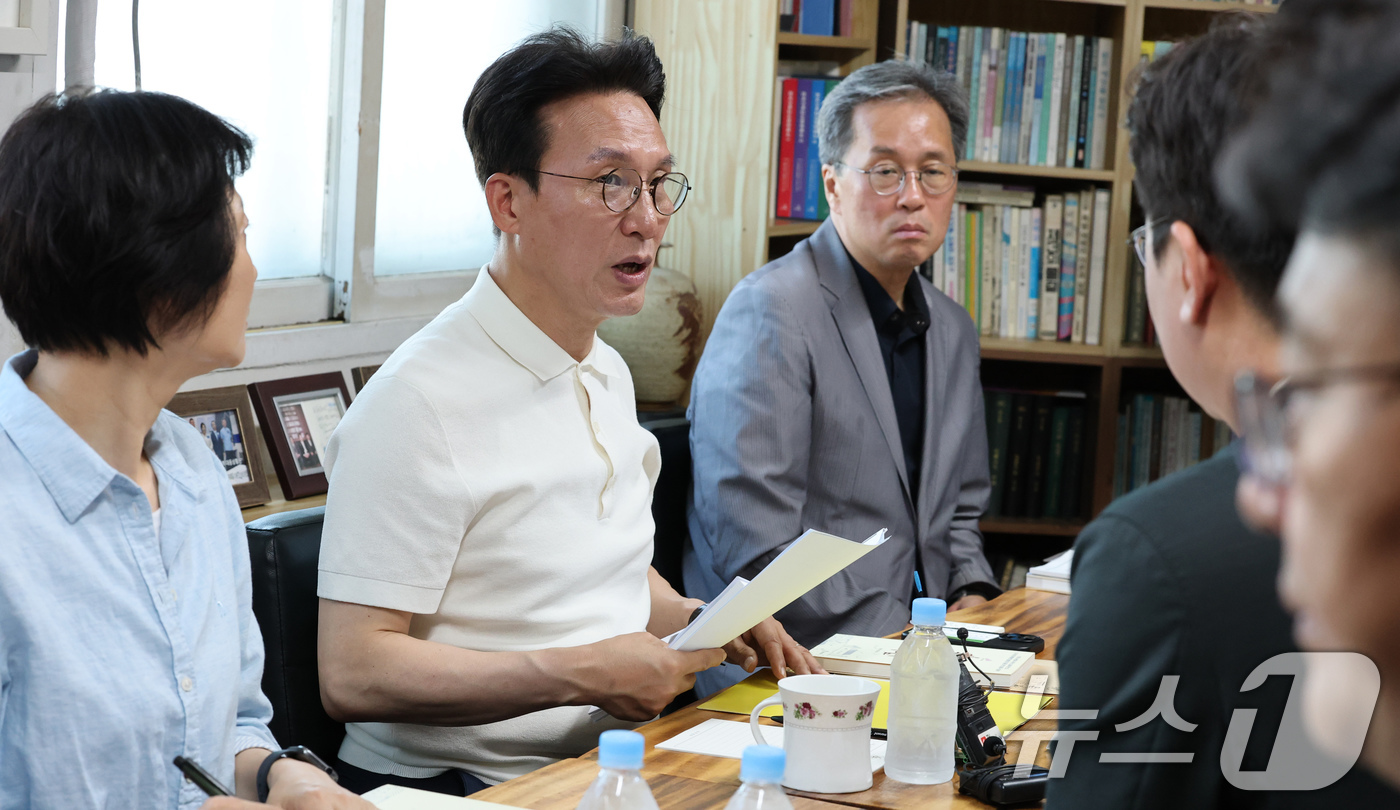 (대전=뉴스1) 김기태 기자 = 김민석 국무총리가 9일 오전 대전 동구 쪽방상담소를 방문해 여름철 취약계층 현장 점검과 당부의 말을 하고 있다. 2025.7.9/뉴스1