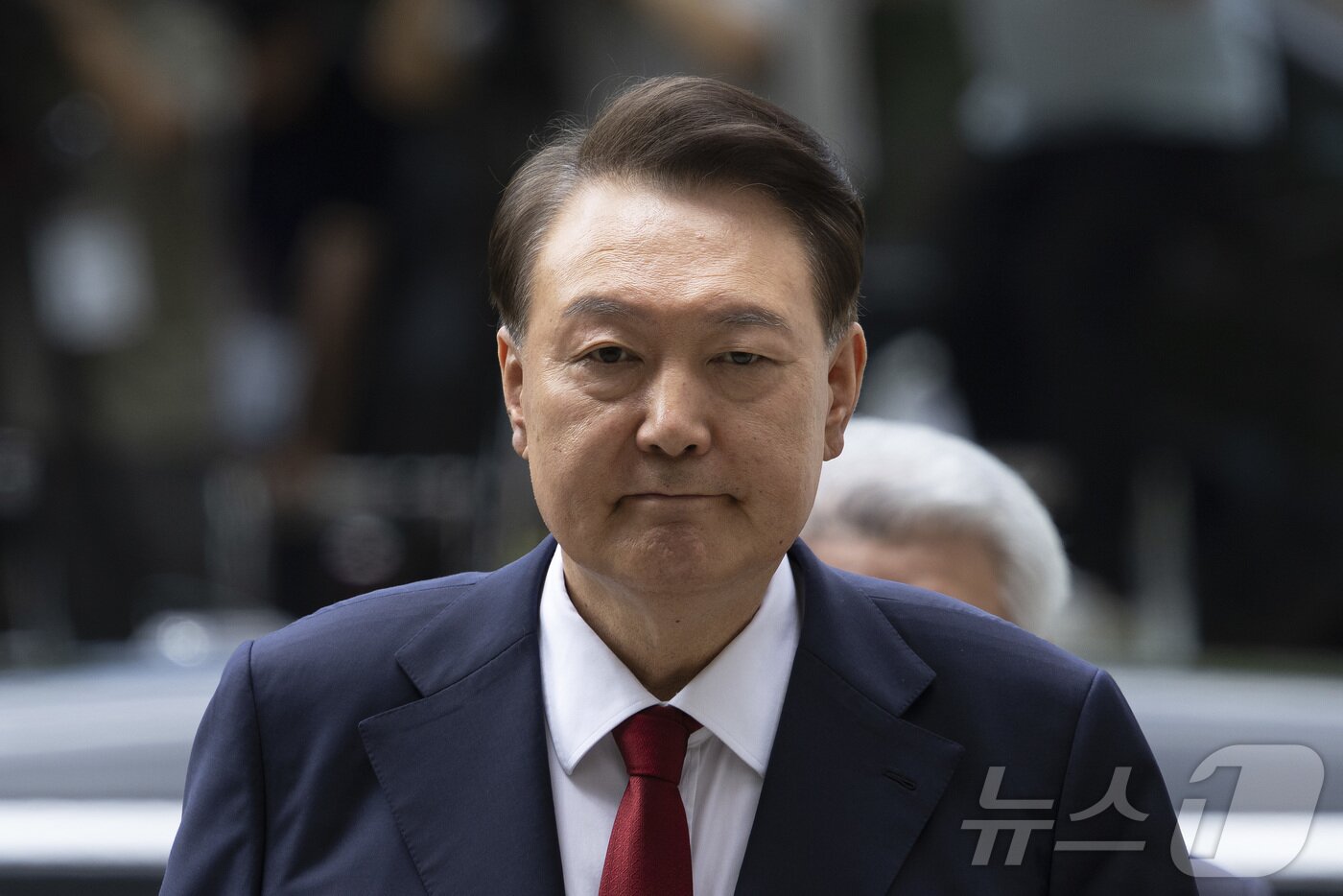 본문 이미지 - 12·3 비상계엄과 관련해 특검의 수사를 받는 윤석열 전 대통령이 두 번째 구속 전 피의자심문&#40;영장실질심사&#41;를 받기 위해 지난  9일 오후 서울 서초구 중앙지방법원으로 출석하고 있다. 2025.7.9/뉴스1 ⓒ News1 사진공동취재단