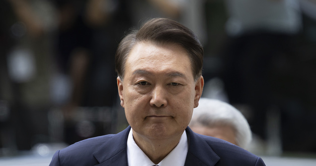 "尹 독방에 에어컨 놔달라" 지지자들 항의, 선동…일부선 "광기" 조롱도