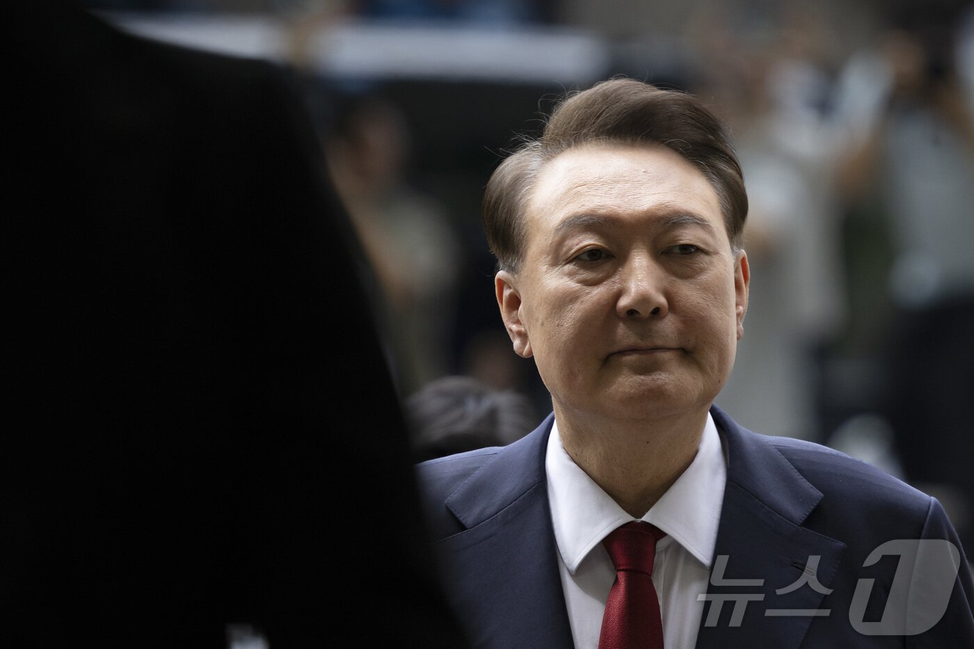 본문 이미지 - 12·3 비상계엄과 관련해 특검의 수사를 받는 윤석열 전 대통령이 두 번째 구속 전 피의자심문&#40;영장실질심사&#41;를 받기 위해 9일 오후 서울 서초구 중앙지방법원으로 출석하고 있다. 2025.7.9/뉴스1 ⓒ News1 사진공동취재단