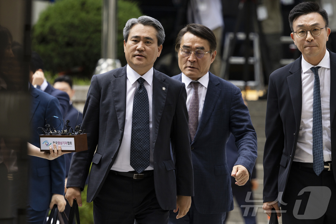 (서울=뉴스1) 사진공동취재단 = 윤석열 전 대통령의 변호인단인 송진호(왼쪽),배보윤(가운데) 변호사가  9일 서울 서초구 서울중앙지법에서 열린 영장실질심사에 출석하고 있다. 20 …