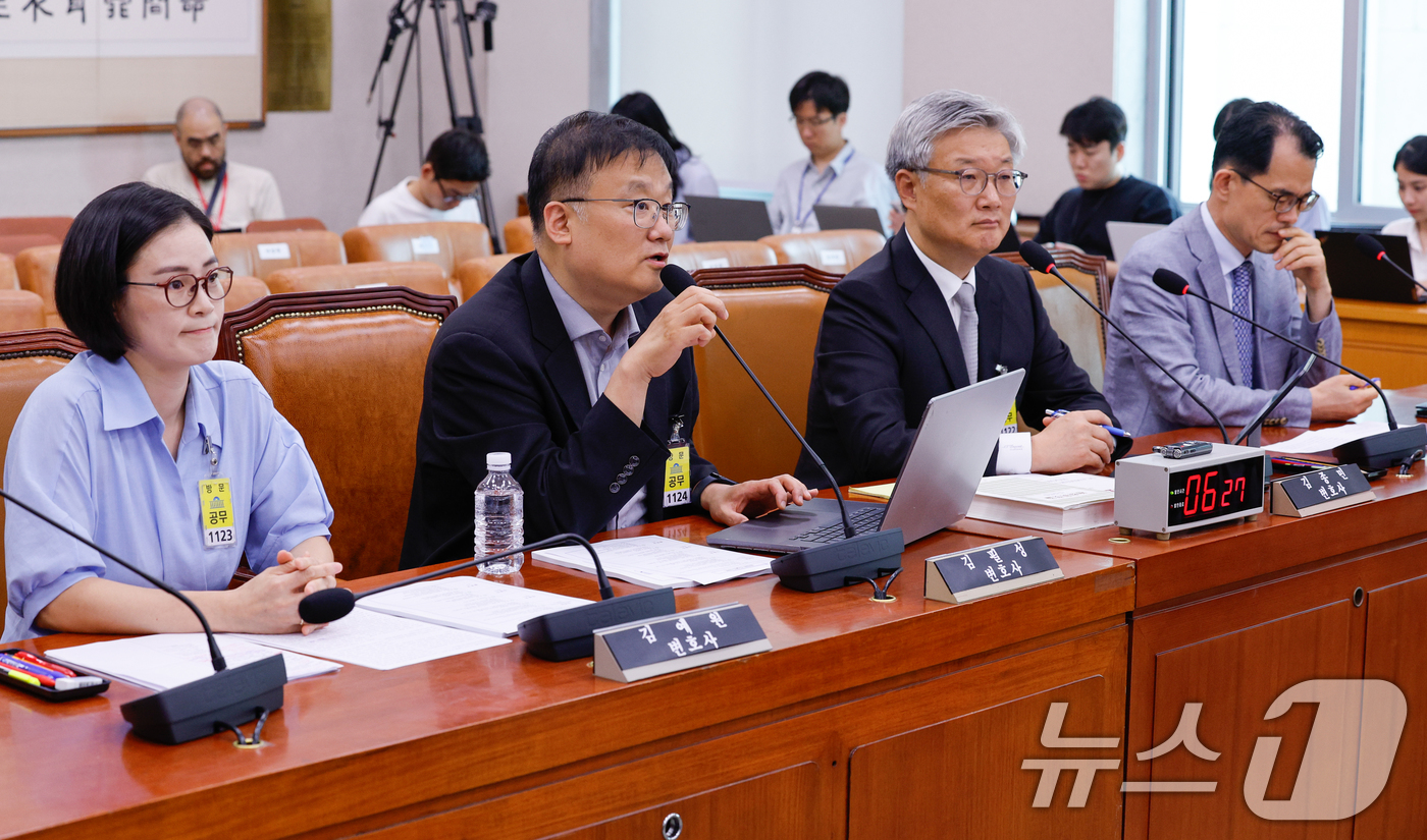(서울뉴스1) 안은나 기자 = 김필성 변호사가 9일 오후 서울 여의도 국회 법제사법위원회 회의실에서 열린 검찰개혁 법안 관련 공청회에서 진술하고 있다. 왼쪽부터 김예원 장애인권법센 …