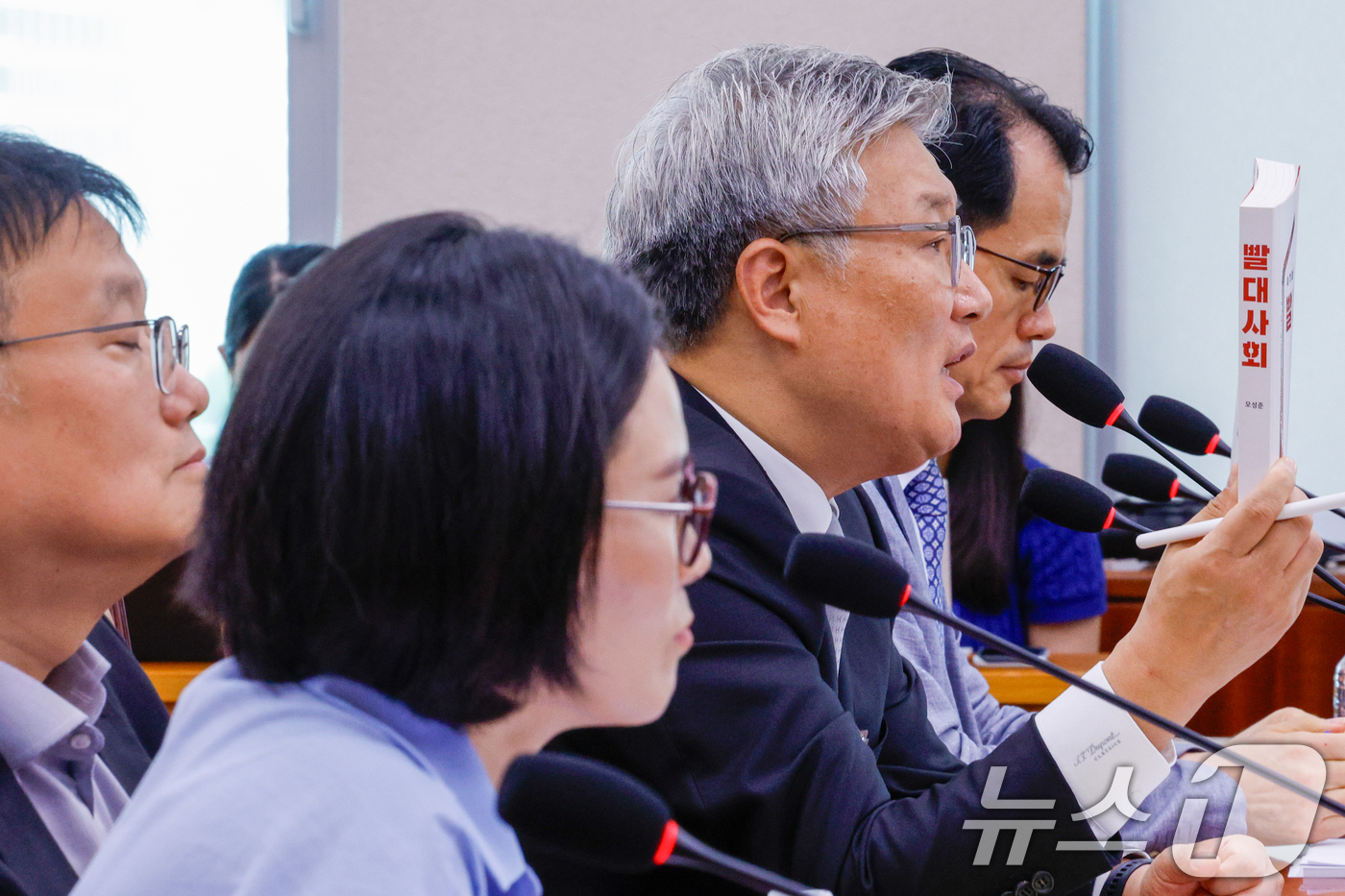 (서울뉴스1) 안은나 기자 = 김종민 변호사가 9일 오후 서울 여의도 국회 법제사법위원회 회의실에서 열린 검찰개혁 법안 관련 공청회에서 진술 중 모성준 판사 저서 '빨대사회 : 사 …