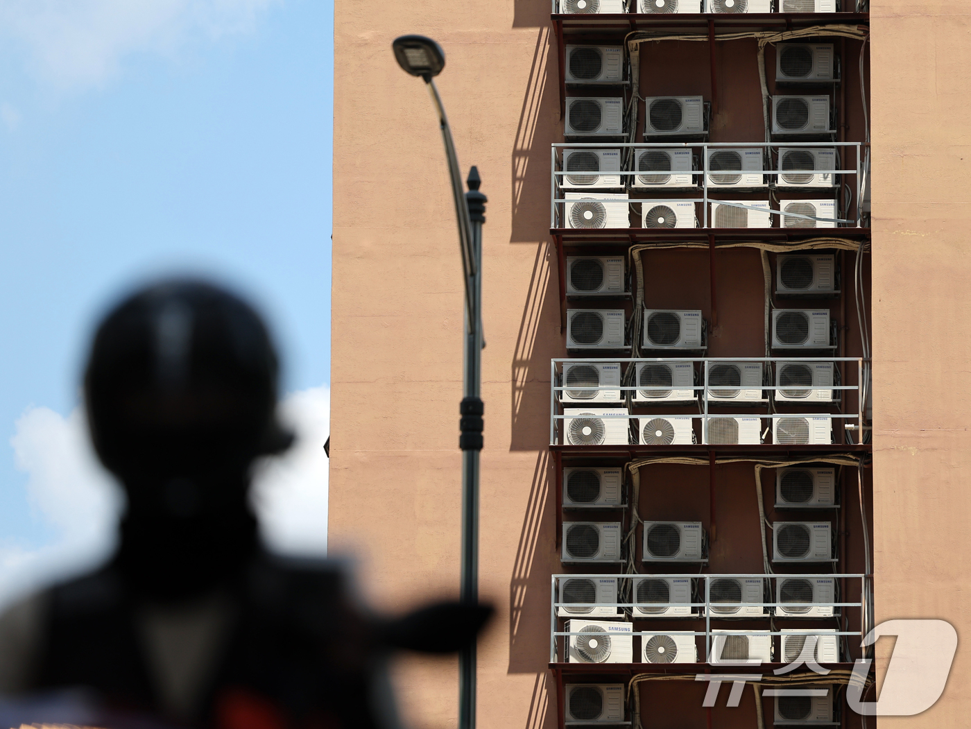 (서울=뉴스1) 황기선 기자 = 연일 폭염이 이어지고 있는 9일 오후 서울 시내 한 건물에 에어컨 실외기가 작동하고 있다.전력거래소에 따르면 지난 8일 오후 6시 기준 최대전력 수 …