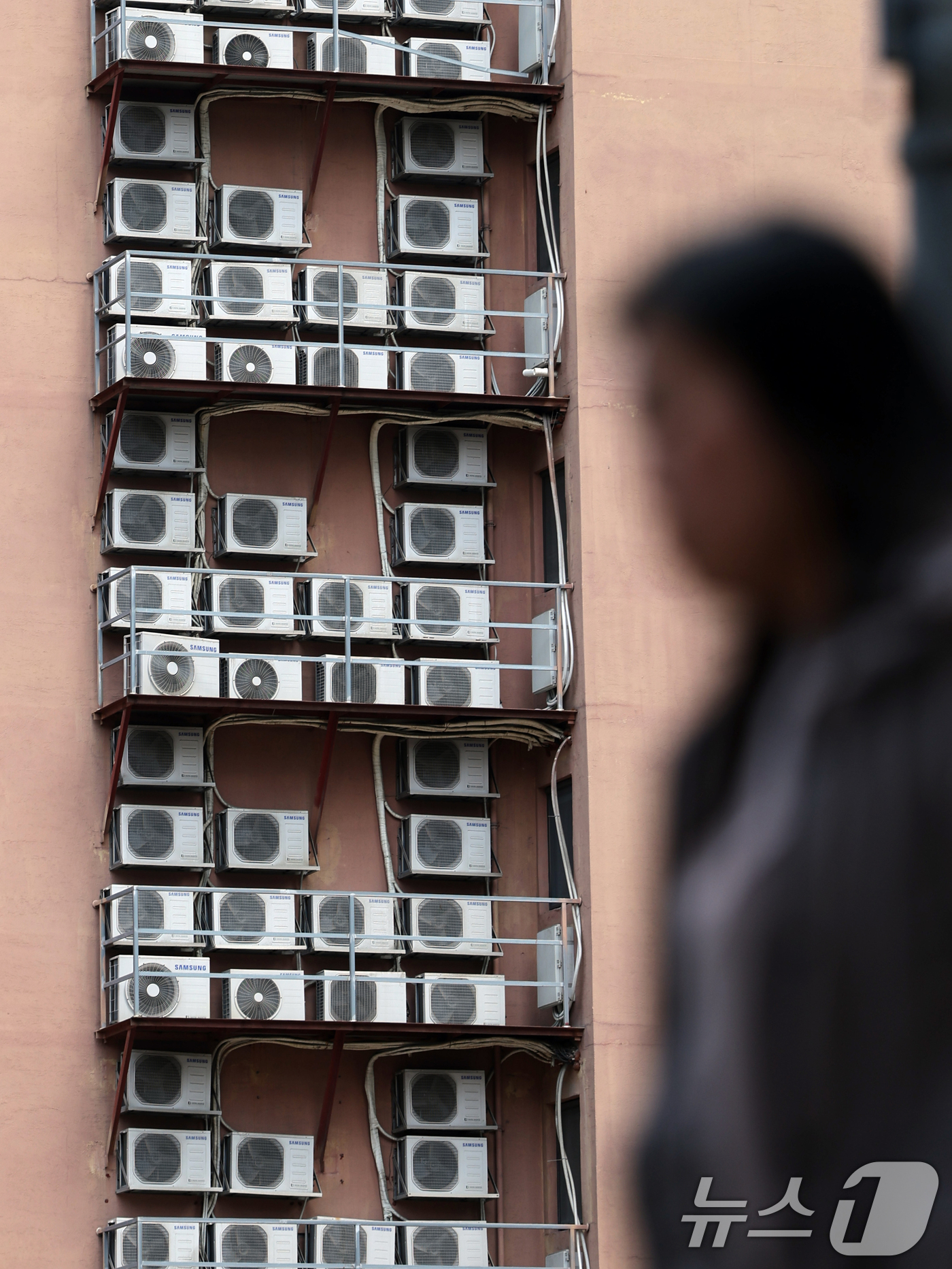 (서울=뉴스1) 황기선 기자 = 연일 폭염이 이어지고 있는 9일 오후 서울 시내 한 건물에 에어컨 실외기가 작동하고 있다.전력거래소에 따르면 지난 8일 오후 6시 기준 최대전력 수 …