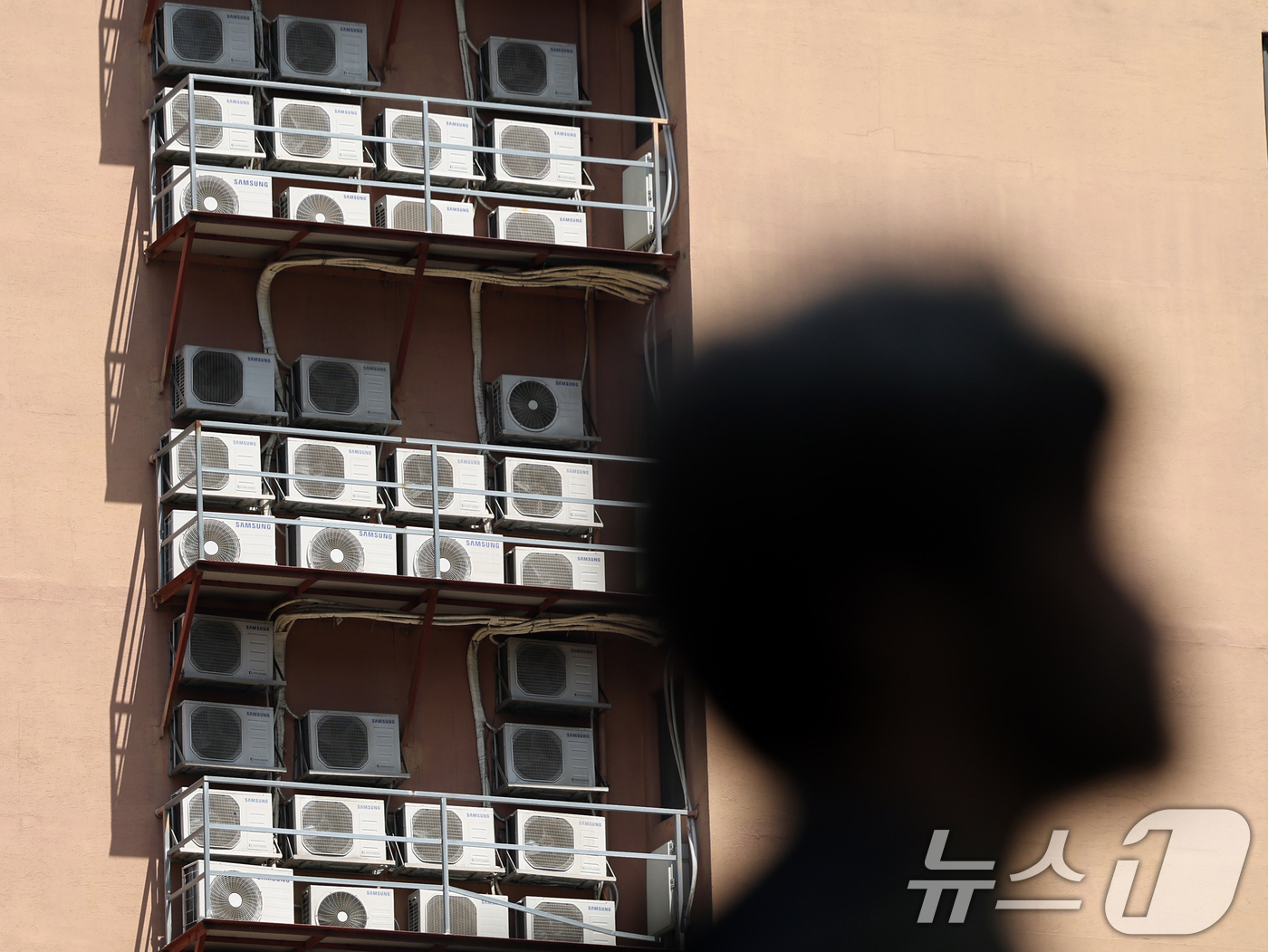 (서울=뉴스1) 황기선 기자 = 연일 폭염이 이어지고 있는 9일 오후 서울 시내 한 건물에 에어컨 실외기가 작동하고 있다.전력거래소에 따르면 지난 8일 오후 6시 기준 최대전력 수 …