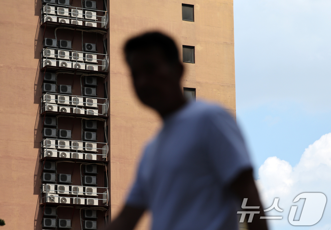 (서울=뉴스1) 황기선 기자 = 연일 폭염이 이어지고 있는 9일 오후 서울 시내 한 건물에 에어컨 실외기가 작동하고 있다.전력거래소에 따르면 지난 8일 오후 6시 기준 최대전력 수 …